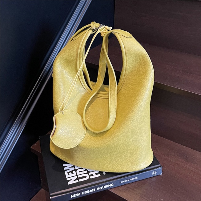 Korean single-shoulder bag, women's large-capacity underarm bag, 2025 new style, versatile commuter bucket bag, stylish tote bag full figure