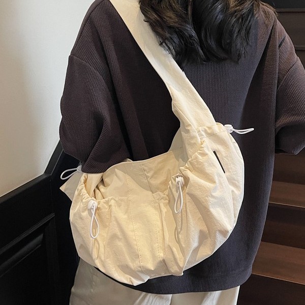 New women's shoulder bag, trendy water-resistant nylon fabric bag, large-capacity shopping crossbody bag, lightweight commuting backpack Application Scenario