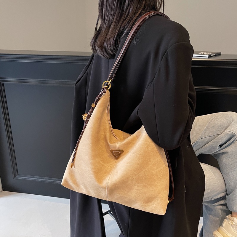 Retro and simple tote bag for women, new large-capacity commuter backpack, multi-functional casual single-shoulder bag, trendy backpack Application Scenario