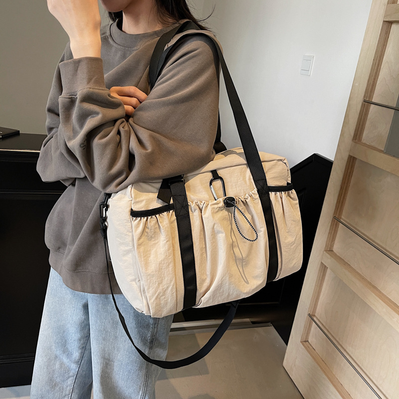 Sporty, lightweight crossbody fitness bag, ins, simple, large-capacity, laid-back, short travel bag, student handbag for class full figure