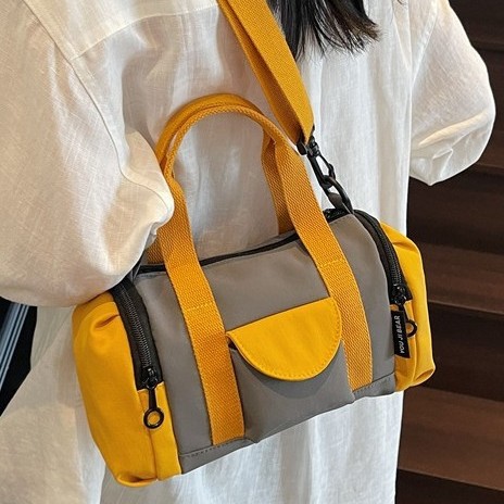 Spring's niche single-shoulder bag is a casual and fashionable highlight. It's a simple and solid-colored hand-held commuting pillow bag that is simple, individual and trendy Specification drawing