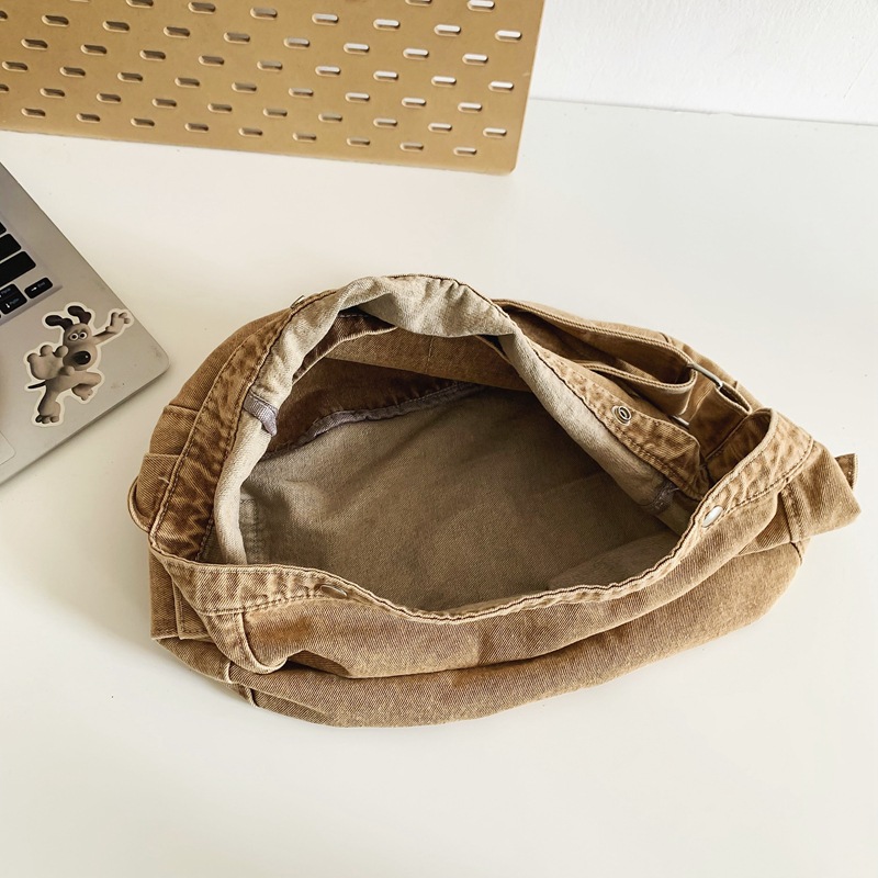 Washed canvas bag for women, Japanese denim crossbody bag, large capacity, laid-back style, artistic and retro single-shoulder bag for women Application Scenario