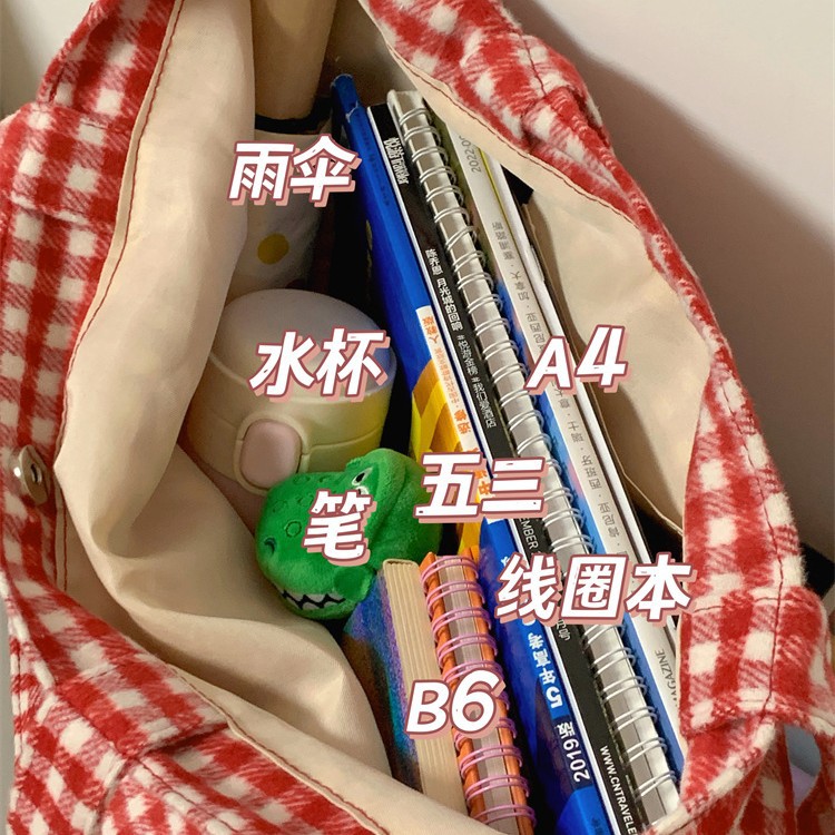 Winter large-capacity single-shoulder bag, Japanese ins style versatile checkered bag, women's woolen bag, student commuting tote bag Application Scenario