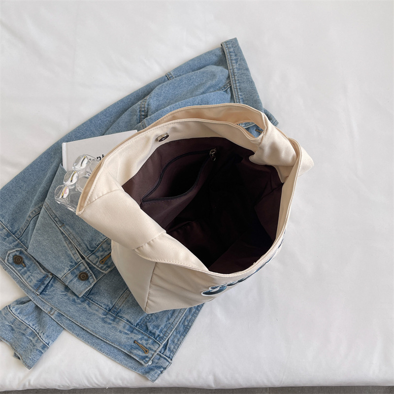 Embroidered canvas bag for women, 2022 new style college student class bag, simple underarm bag, fashionable shoulder bag, handbag Application Scenario