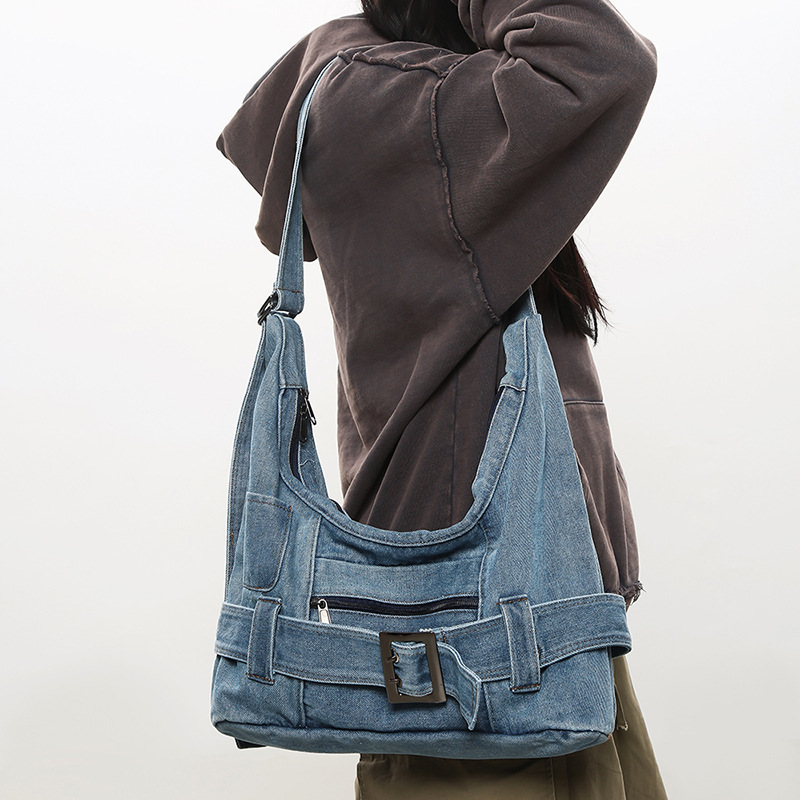 The 2025 new retro denim underarm tote bag with a large capacity and a niche design sense is a single-shoulder crossbody bag Specification drawing