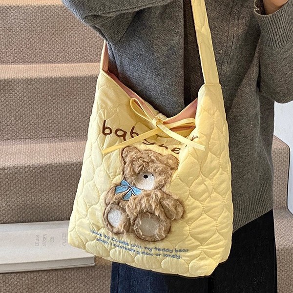 Cute cartoon embroidered pattern single-shoulder bag 2024 autumn/winter Korean-style large-capacity tote bag student class bag Application Scenario