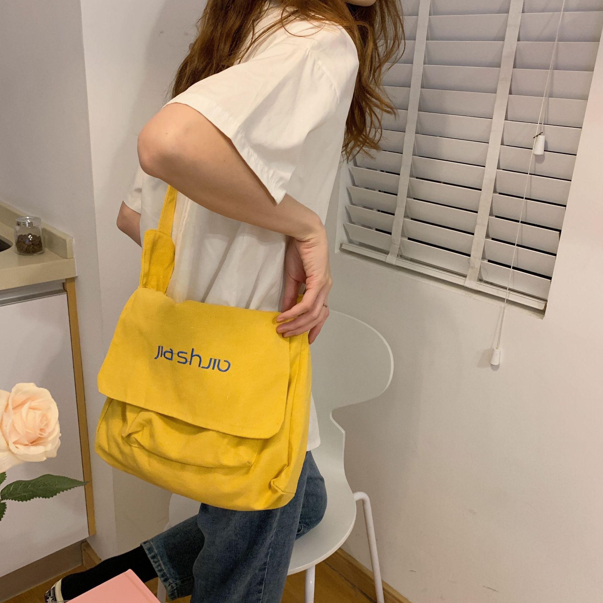 C55 New simple solid color single-shoulder canvas bag crossbody bag, laid-back style artistic commuting large capacity bag Specification drawing