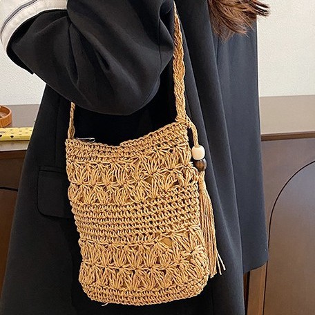 Fashionable and retro straw-woven women's bag, summer woven single-shoulder bag, versatile travel, vacation, beach and casual crossbody bag Application Scenario