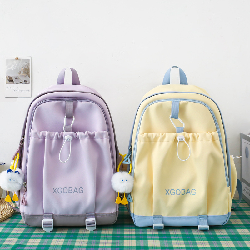 A lightweight new backpack, a hiking and mountain climbing bag for college students on campus, a high appearance level schoolbag, and a backpack for junior high school girls full figure
