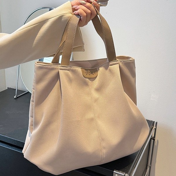 Cross-border large-capacity color-blocking bag for women, new Spring/Summer 2025 simple and casual fabric bag, fashionable and versatile tote bag Application Scenario