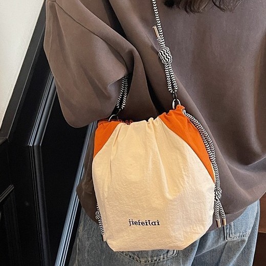 The 2025 new stylish and versatile drawstring drawstring crossbody bag is a simple and individual single-shoulder women's bag with contrasting colors and a lightweight handbag Application Scenario