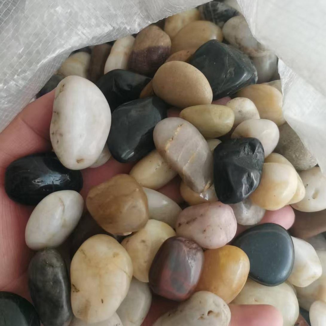 Small bags of rain flower stones, colored pebbles for paving the ground and roads, courtyard and garden landscaping. The rain flower stones are white and the original stones are black details Picture
