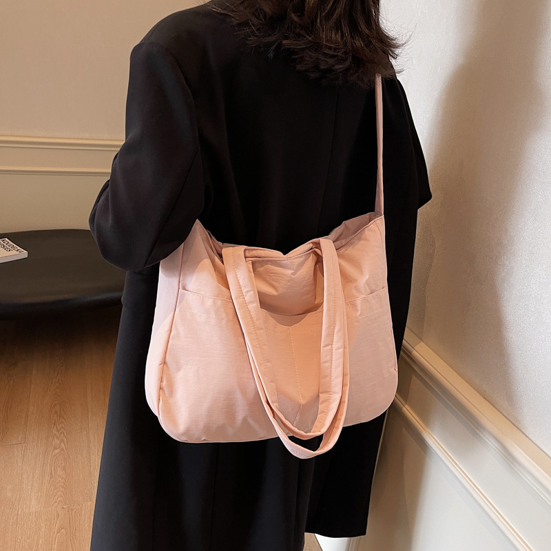 Lightweight commuting bag for women, new autumn/Winter 2024, college student tote bag, large-capacity fabric bag, single-shoulder crossbody bag details Picture