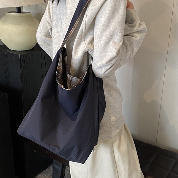 New college-style single-shoulder bag, large-capacity laid-back style bag, double-sided dual-purpose commuter bag, student backpack Application Scenario