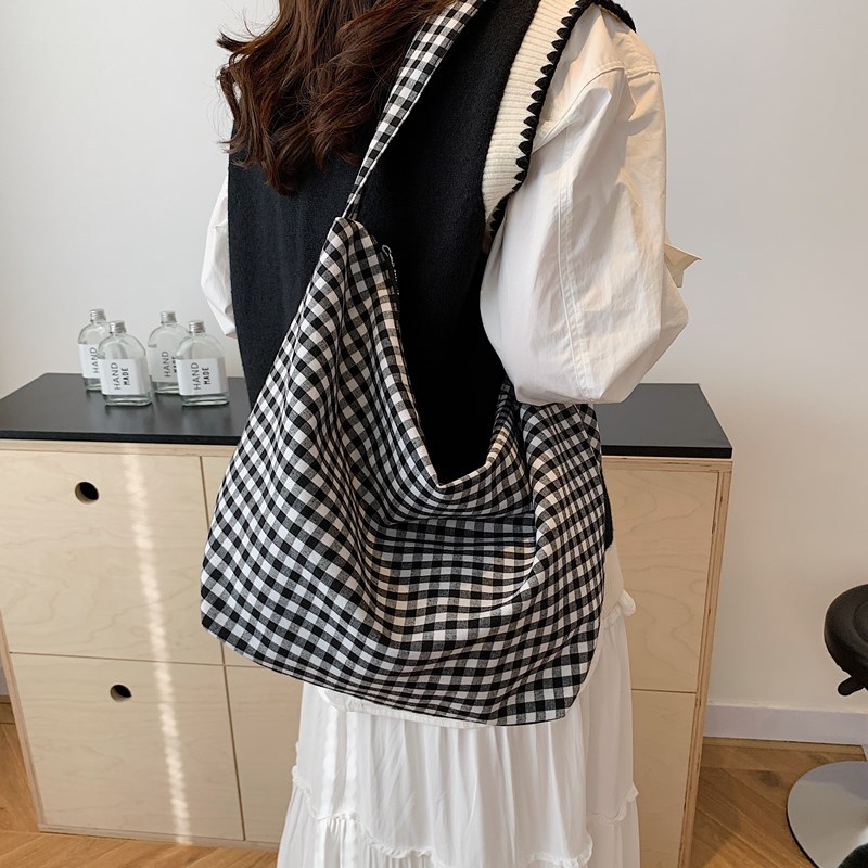 A large-capacity tote bag for college students commuting to class, a new 2024 style laid-back Instagram checkered artistic crossbody bag full figure