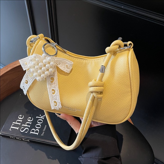 A new, simple and fashionable single-shoulder crossbody bag for women in summer 2025, featuring a high-quality and niche design full figure