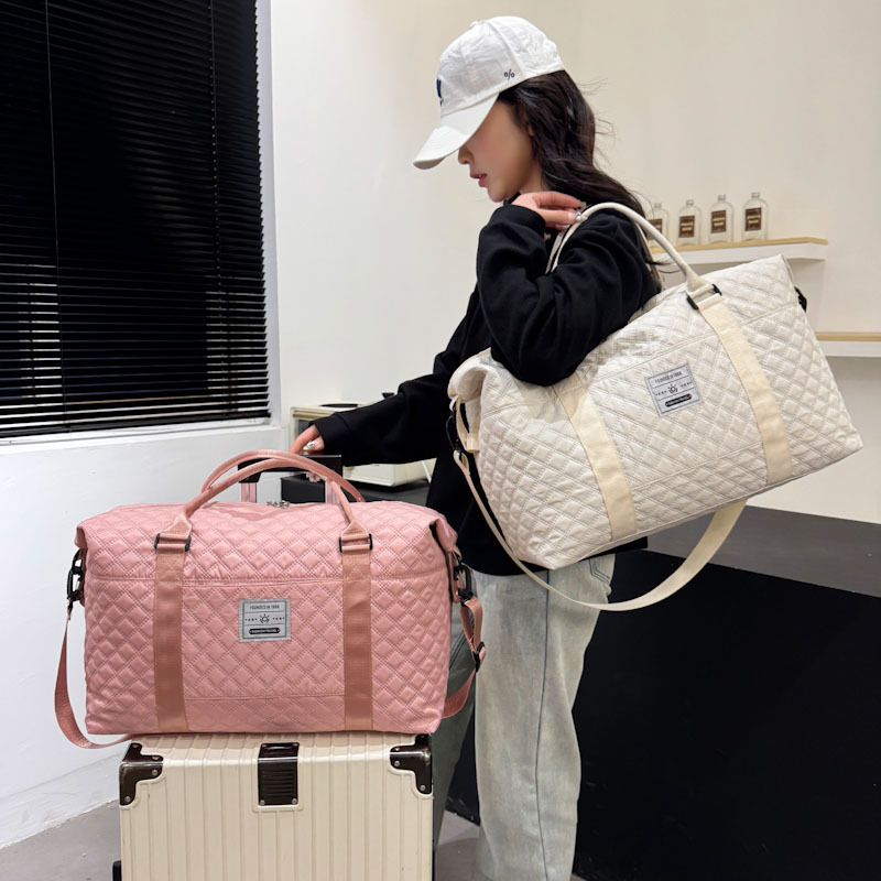 New dry-wet separation travel bag for women, large-capacity lightweight casual outdoor sports bag, Oxford fabric maternity bag Application Scenario