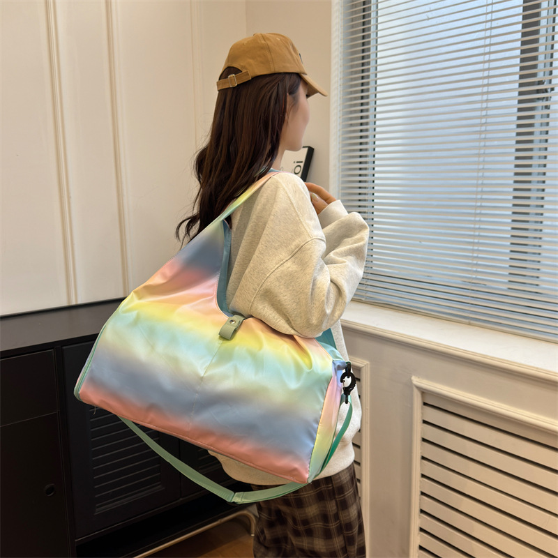Trendy and colorful travel bag, fashionable fitness and yoga bag, large-capacity simple hand-held bag with shoulder storage Application Scenario