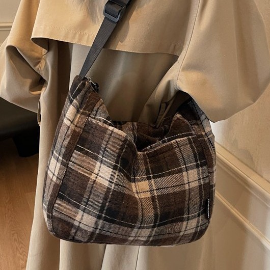 Retro Tote bag 2024 Winter new style contrasting color woolen large-capacity crossbody bag, fashionable and versatile single-shoulder bag for women Specification drawing