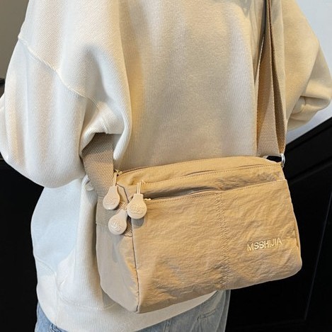 Cross-border crossbody bag, multi-compartment storage bag, ultra-light fabric bag, water-repellent walking bag, simple and casual small square bag for dampness Application Scenario