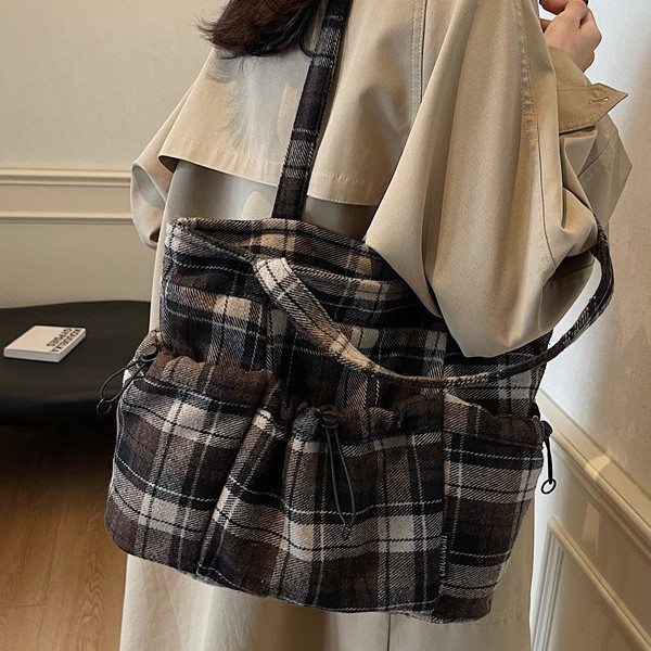 New autumn and winter high-end woolen large-capacity checkered single-shoulder bag, fashionable and laid-back style drawstring bag, versatile tote bag Specification drawing
