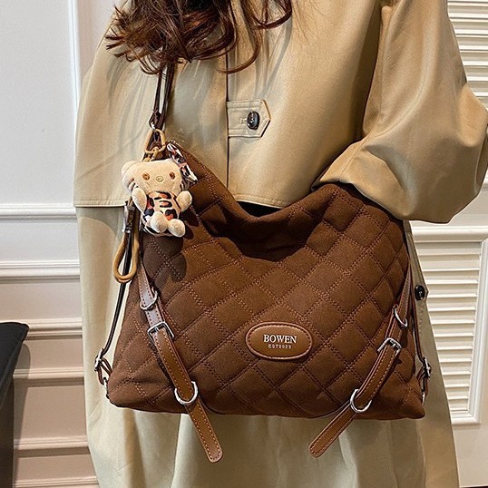 New large-capacity single-shoulder crossbody bag, Korean version autumn and winter versatile and niche tote bag, multi-functional diamond-shaped backpack Application Scenario