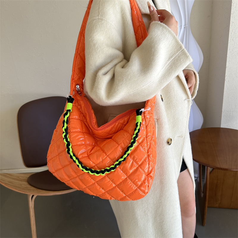 A new candy-colored underarm bag for foreign trade, a fashionable women's diamond-shaped large-capacity tote bag, and a simple commuting single-shoulder crossbody bag full figure