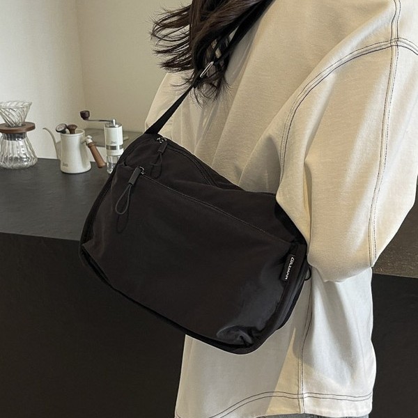 The new versatile casual single-shoulder crossbody bag features a large capacity design, a niche and stylish small square bag, and is a lightweight outdoor bag Specification drawing