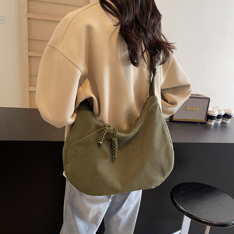 New autumn and winter fashion women's single-shoulder commuter bag, large capacity corduroy bag, women's casual student crossbody dumpling bag details Picture
