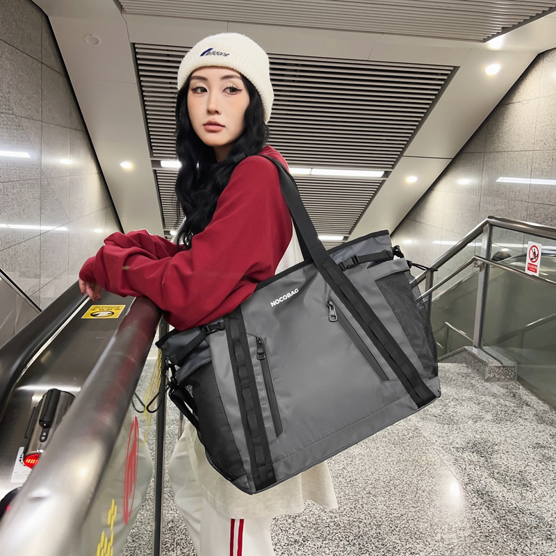 Japanese streetwear brand large-capacity travel bag, street fashion commuting crossbody bag, fashionable and versatile portable fitness storage bag details Picture