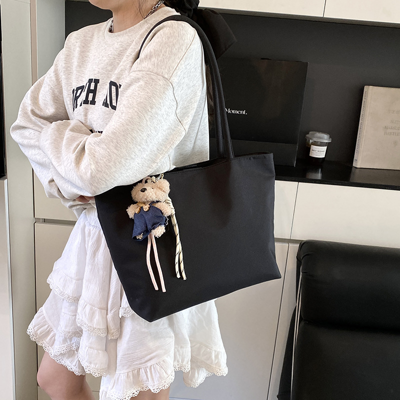 Trendy and fashionable large-capacity tote bag for women, 2025 new Korean solid color underarm bag, high-end and stylish single-shoulder bag details Picture