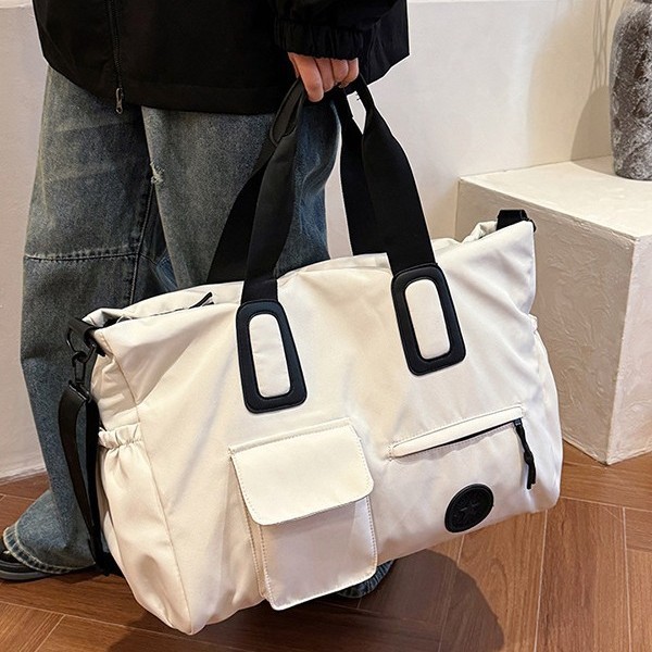 Spring 2025 new handbag: Large-capacity sports and fitness bag, hand-held lightweight waterproof fabric, single-shoulder crossbody bag Application Scenario