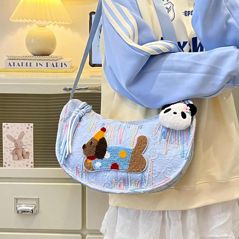 The new stylish and simple Japanese crossbody bag from ins is a versatile and niche single-shoulder bag for girls. It's cute and has a large capacity full figure