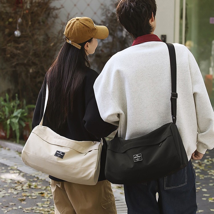 Korean-style simple and lightweight ins crossbody bag, versatile for couples, casual large-capacity single-shoulder bag, sports yoga fitness bag full figure