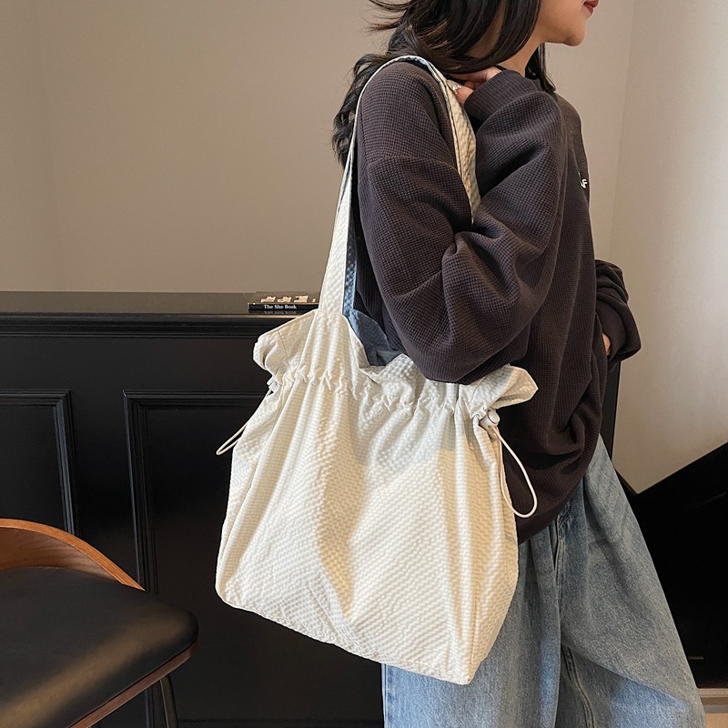 A new Korean-style ins solid color lightweight pleated crossbody bag for women's casual, simple and lightweight commuting, fashionable and versatile crossbody bag details Picture