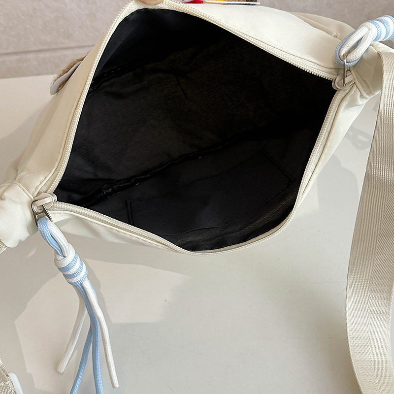 Cute Dachshund dumpling bag, versatile cartoon shoulder bag, casual shopping, simple and versatile student underarm bag Application Scenario