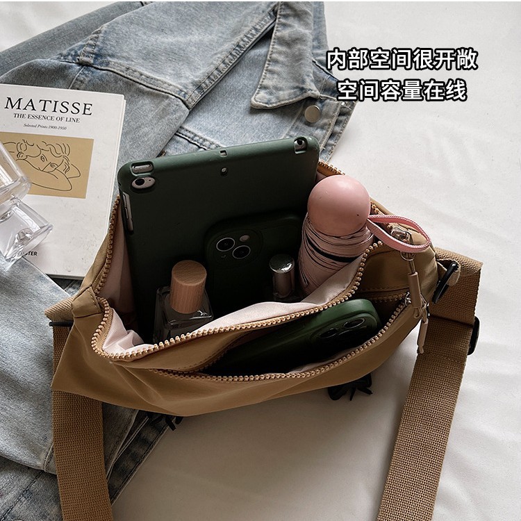A new Korean-style casual sporty chest bag for women, with a high-end feel, simple and lightweight, and a solid color for commuting, versatile crossbody bag Application Scenario