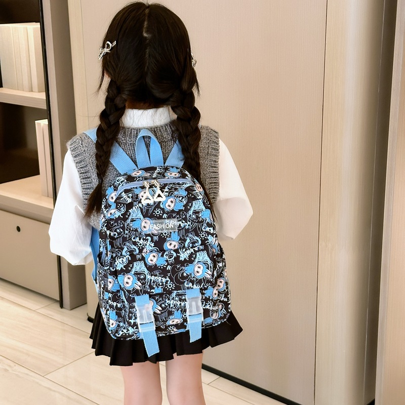New cute cartoon hard-shell bags for winter, cute and stylish small schoolbags for boys and girls in kindergartens, casual and trendy small bags Application Scenario