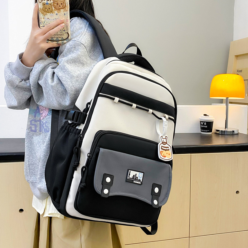 The new schoolbag has a high appearance level. It is a multi-layered backpack for middle school students and a cute Korean-style backpack for primary school students from grades three to six full figure
