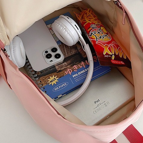A new Japanese-style Instagram mini backpack for children's study Tours, featuring a cute color contrast and a sweet and soft girl's travel and shopping experience Application Scenario
