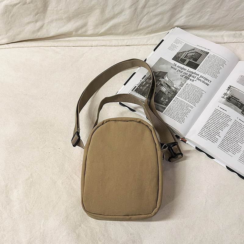 New high-appearation-level multi-purpose, lightweight commuting, outdoor mountaineering single-room small bag, color-blocking casual crossbody bag Application Scenario