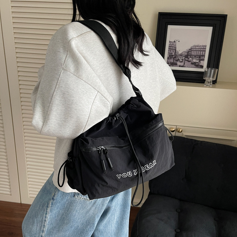 A new Japanese-style cute drawstring multi-purpose bucket bag, a student casual, simple, lightweight and versatile large-capacity crossbody bag details Picture