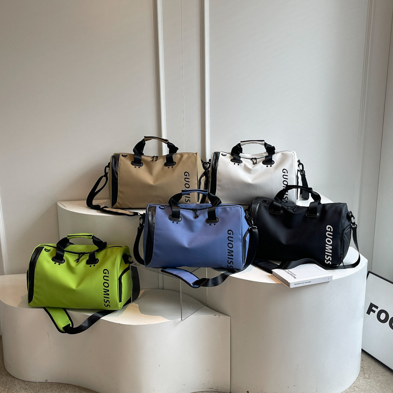 New large-capacity travel bag with shoe compartment, hand-held dry and wet separation fitness bag, short-distance travel bag and travel luggage bag Application Scenario
