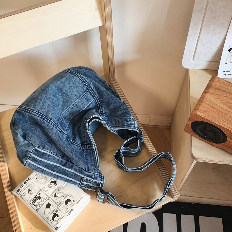 Denim single-shoulder bag, women's large-capacity shopping bag, 2024 new artistic style tote bag, Japanese-style lazy crossbody bag Application Scenario