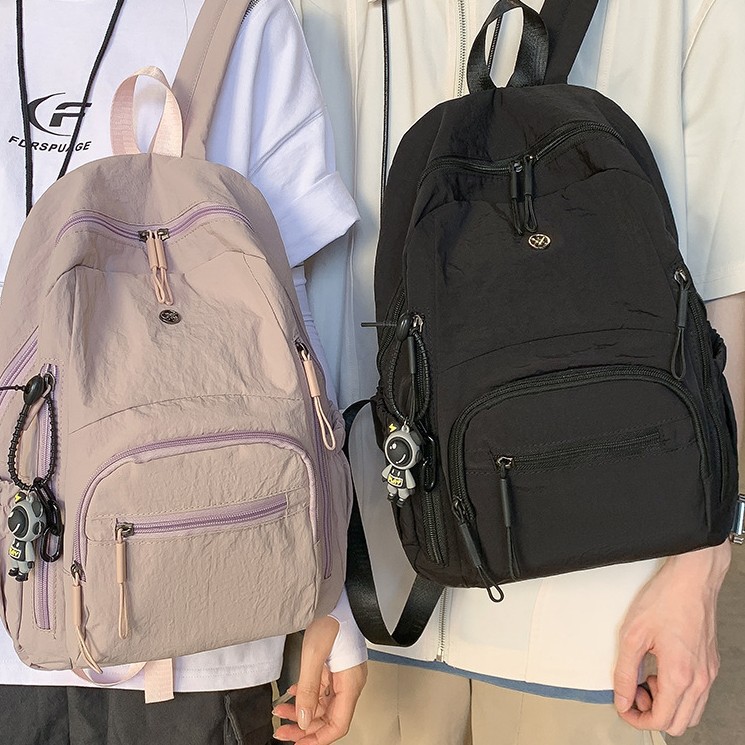 A new high-appeal college-style backpack for junior and senior high school students, featuring a simple, lightweight and outdoor commuting design with a large capacity full figure