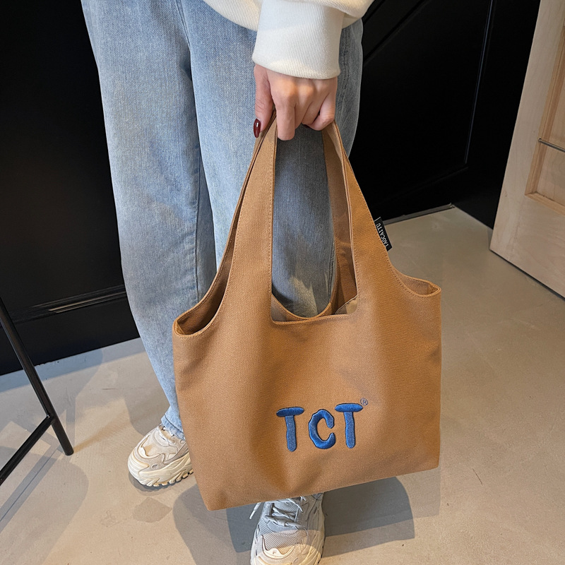 A large-capacity female 2025 new style personalized casual and versatile Korean-style fashionable college student commuting underarm tote bag details Picture