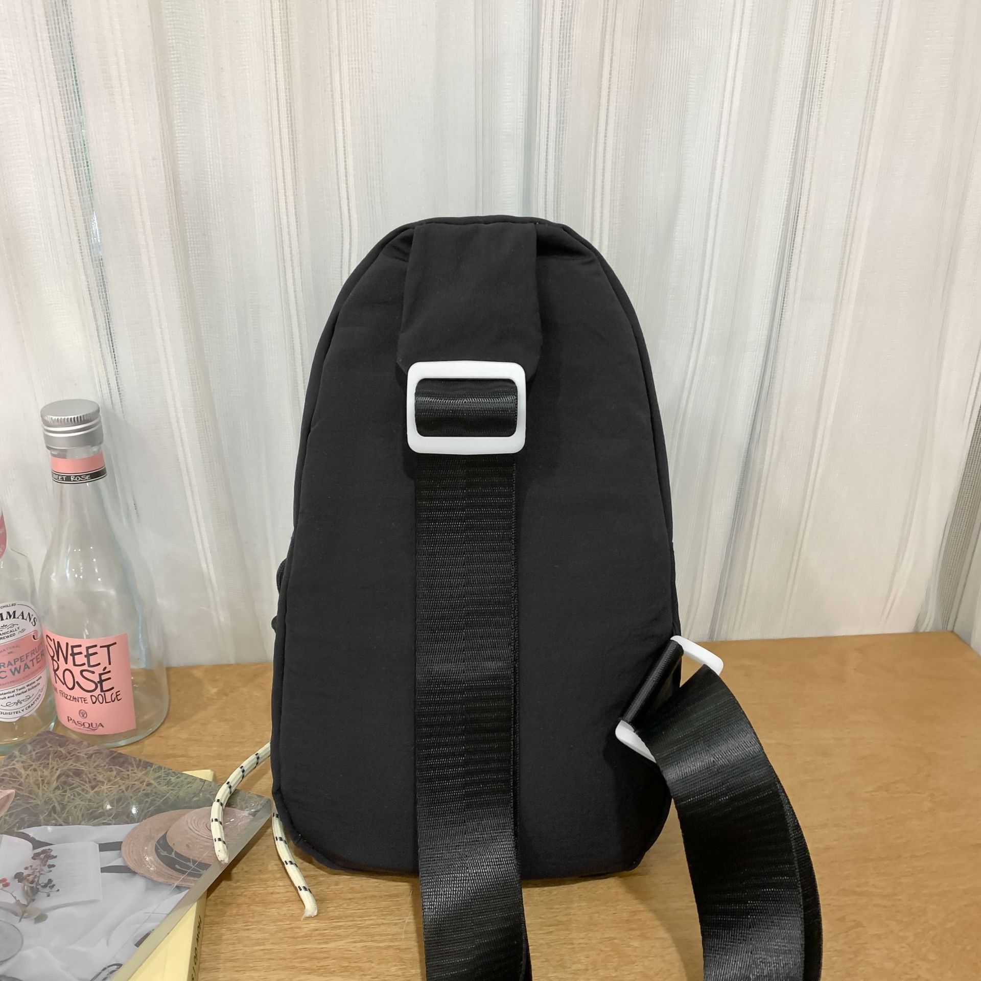 The 2025 new high-appearance-level chest bag is a fashionable, cute, simple, lightweight and large-capacity women's crossbody bag Specification drawing