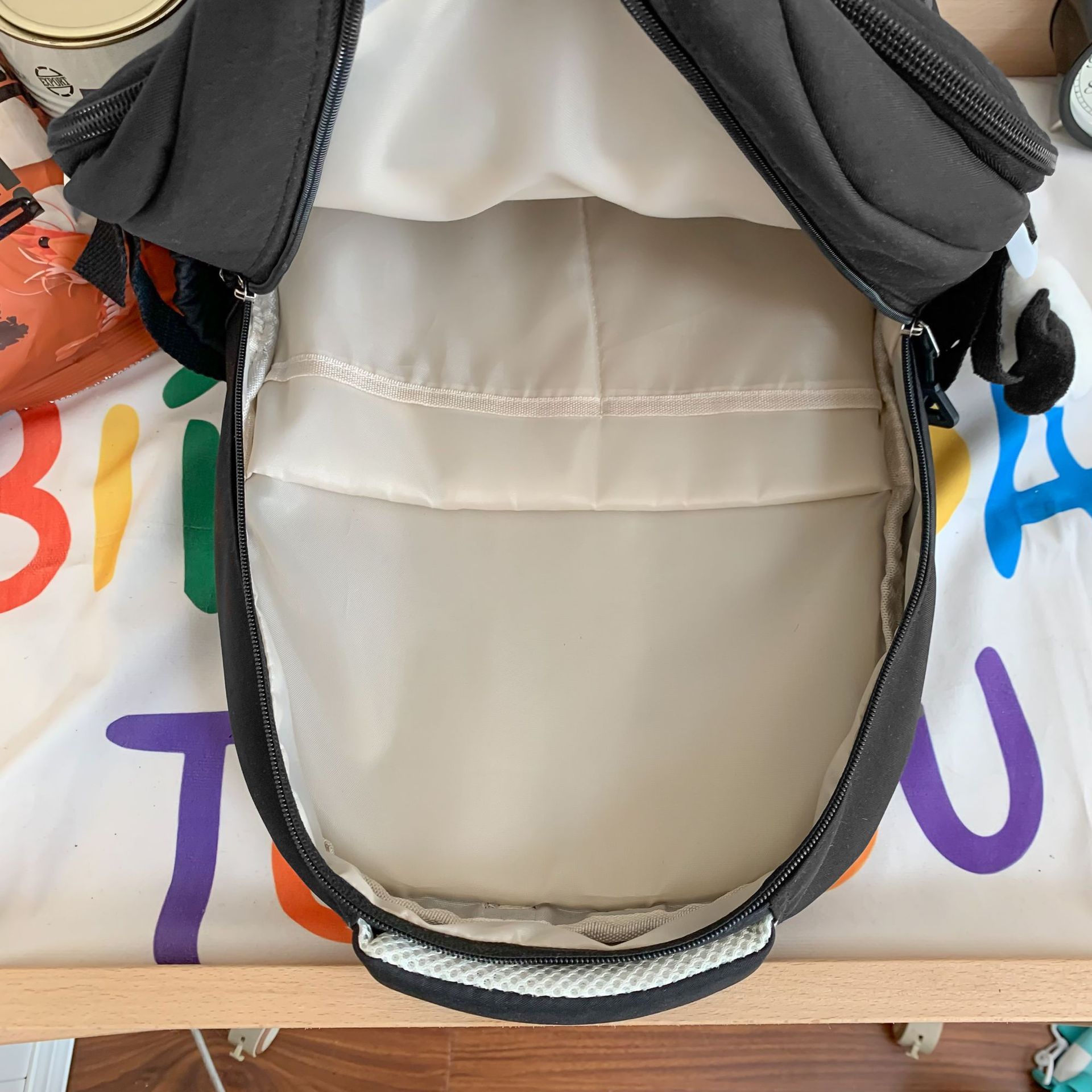A new large-capacity multi-compartment lightweight backpack for primary and secondary school students, simple and versatile, and a travel backpack for men Application Scenario