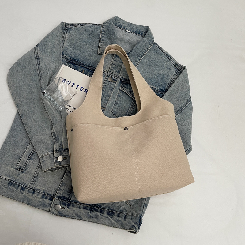 A large-capacity female 2025 new style personalized casual and versatile Korean-style fashionable college student commuting underarm tote bag Application Scenario