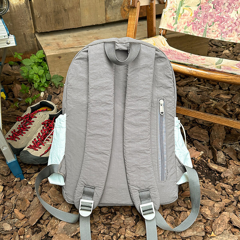 A new high-look, fresh and sweet, color-blocking and patchwork backpack for women's lightweight travel and mountaineering Specification drawing